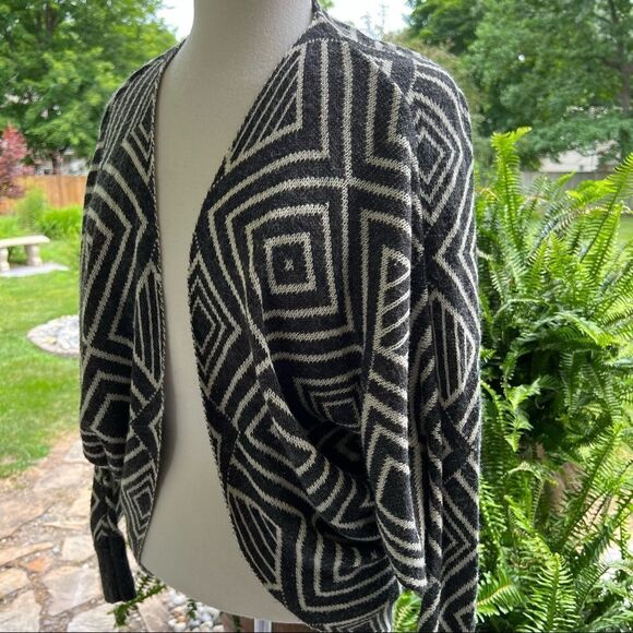 Black & White Cardigan SweaterWrap with Wings Sleeves size Medium - Picture 2 of 15